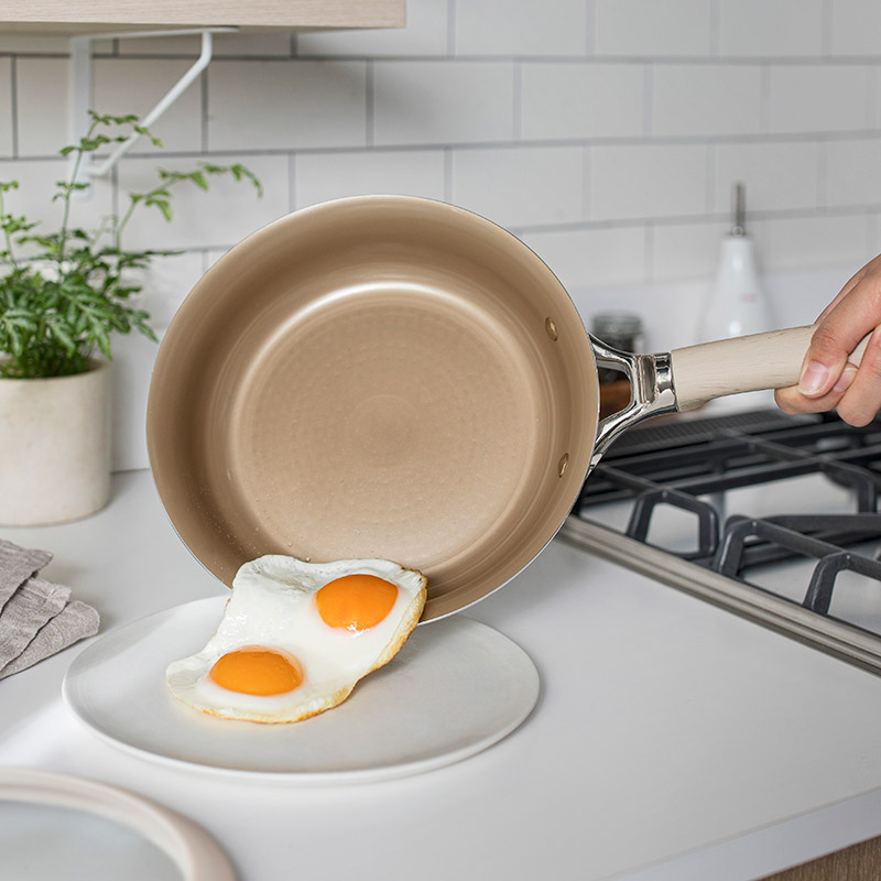 これを知っていたらキッチン用品通かも？！人気フライパンの最上位シリーズ登場