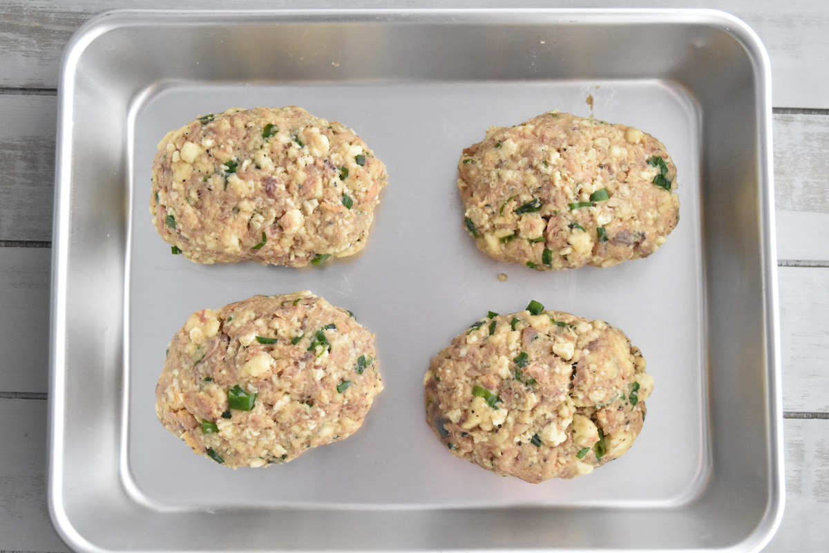 小判形に成形する(サバ缶とはんぺんのハンバーグ)