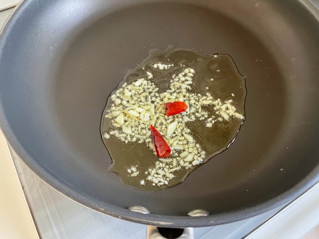 「トマトとベーコンのパスタ」レシピ　ニンニクと唐辛子