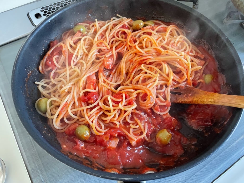 「トマトとベーコンのパスタ」レシピ 混ぜる