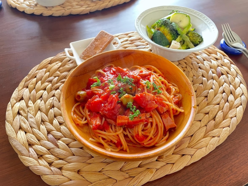 「トマトとベーコンのパスタ」レシピ トマトソースのパスタ