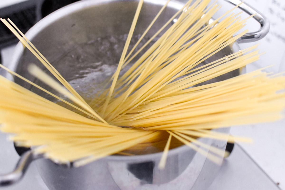 フレッシュトマトとベーコンのお手軽パスタ作り方