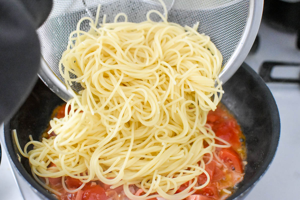 フレッシュトマトとベーコンのお手軽パスタ作り方