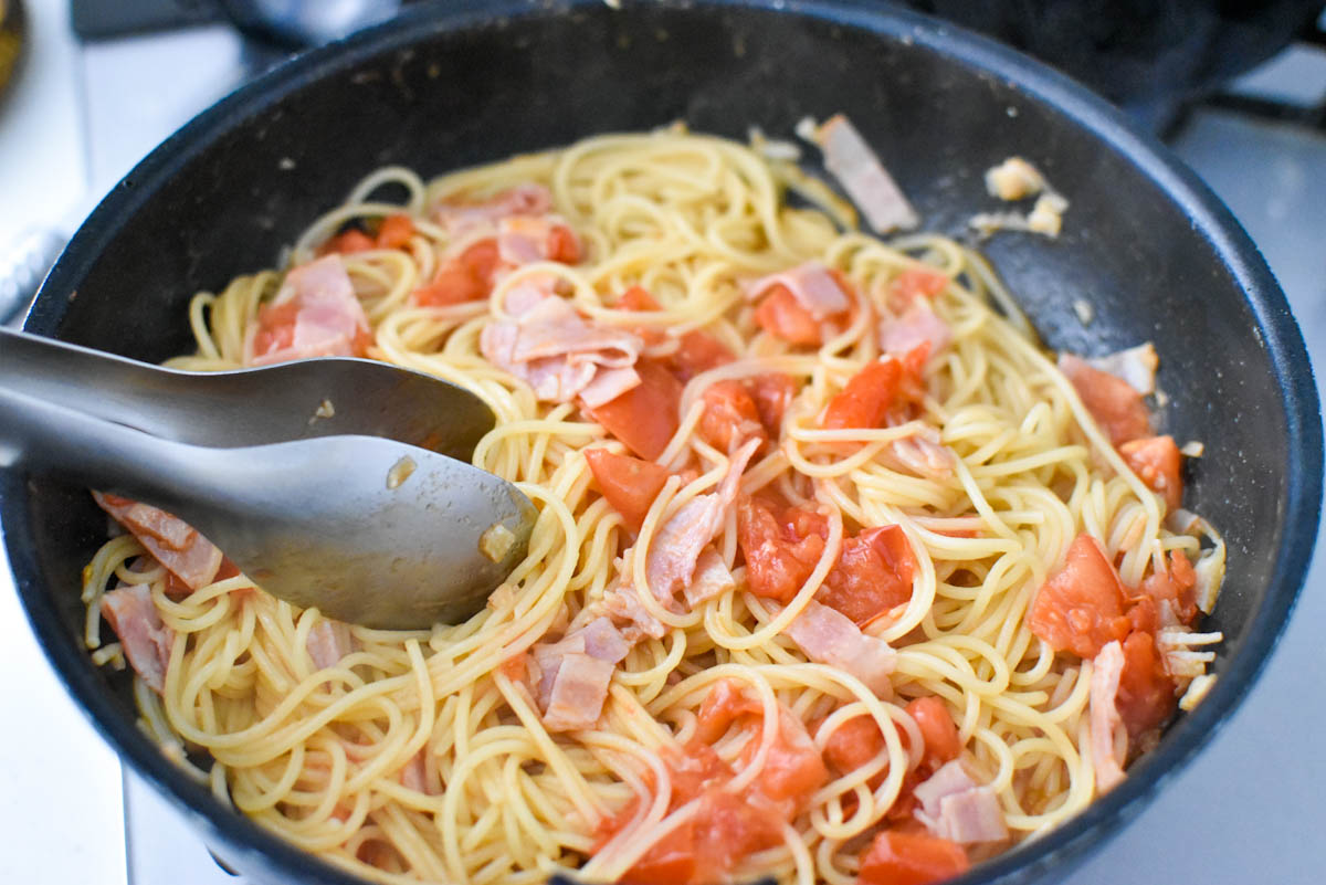 フレッシュトマトとベーコンのお手軽パスタ作り方