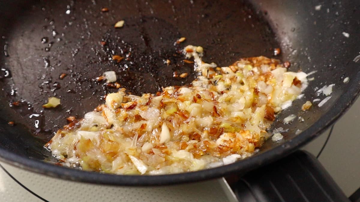 チャーハン　にんにくと長ねぎを炒める　だれウマ
