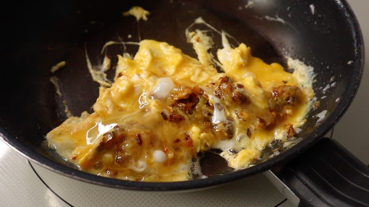 チャーハン　卵と油をあわせる　だれウマ