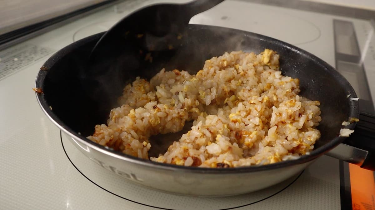 チャーハン　調味料とご飯を加える　だれウマ