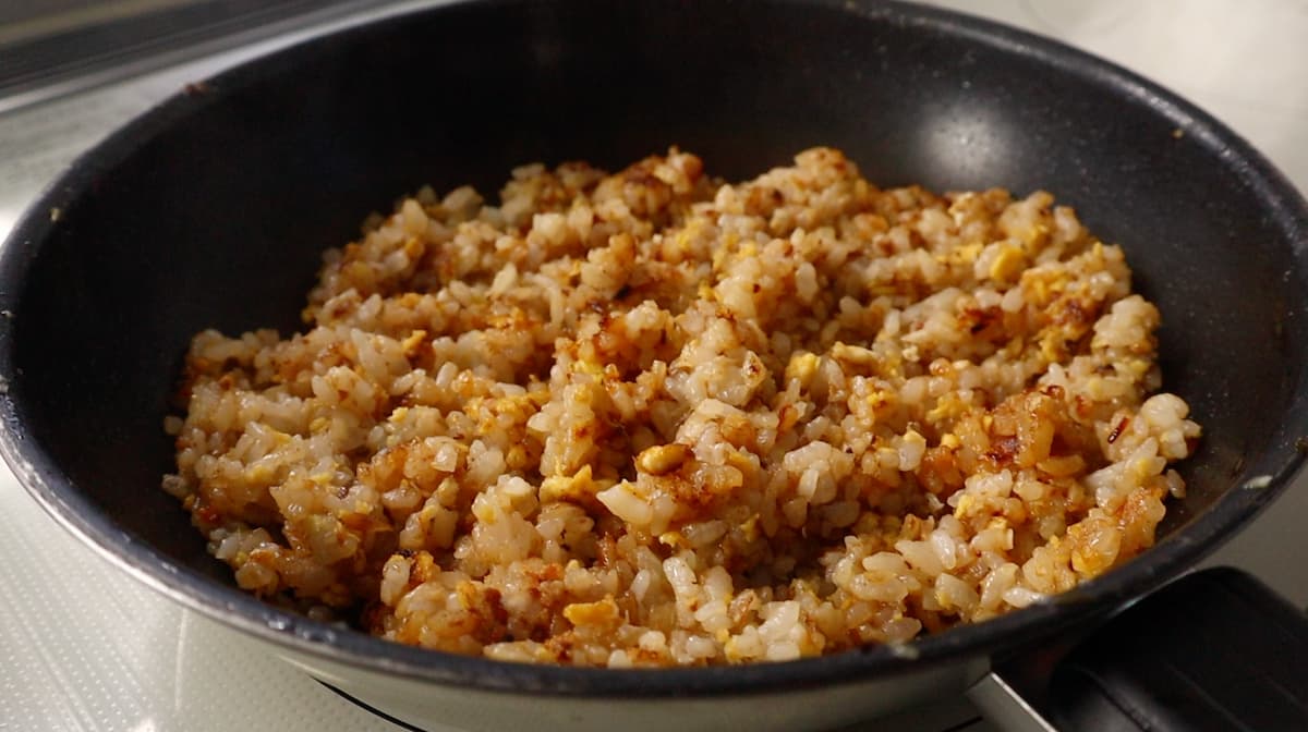 チャーハン　しょうゆとご飯を合わせる