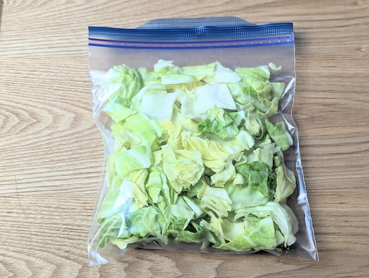 春キャベツを保存袋に入れる