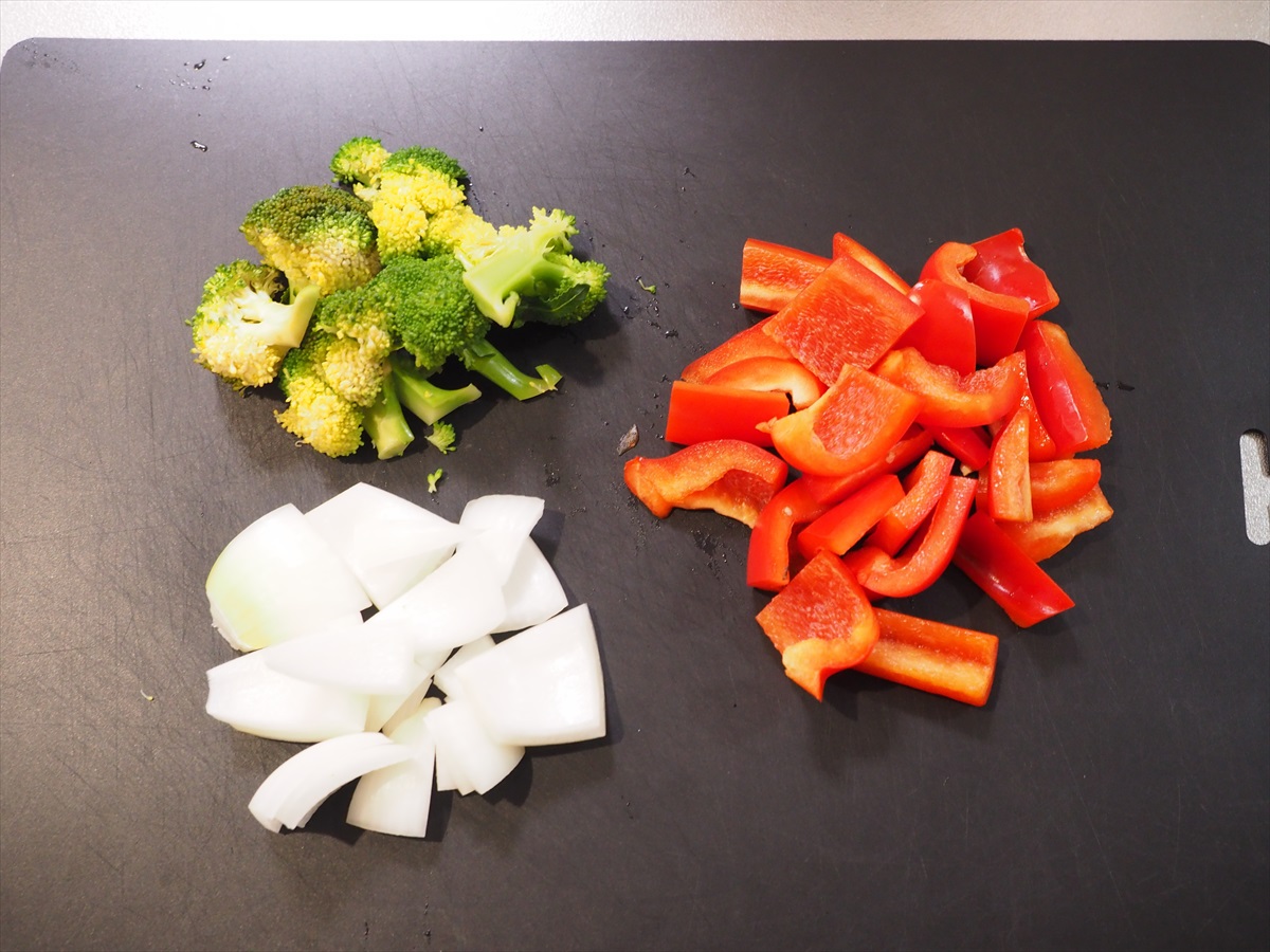 鶏むね肉と赤パプリカのピリ辛甘酢炒め