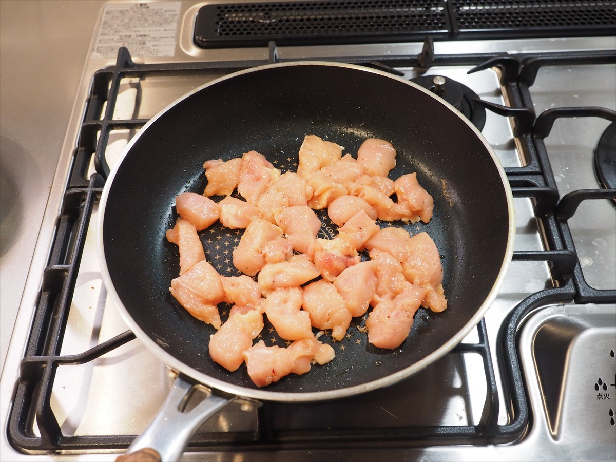 鶏むね肉と赤パプリカのピリ辛甘酢炒め