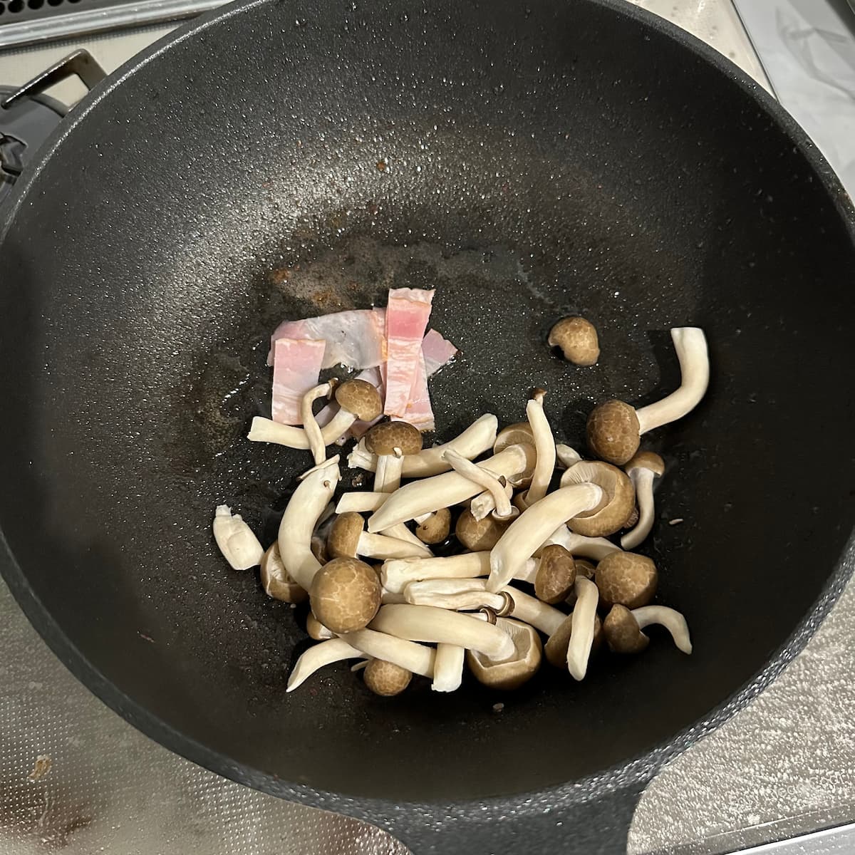 しめじとベーコン炒めてるとこ