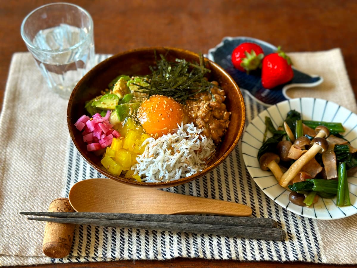 アボカド納豆しらす卵丼の朝ごはん