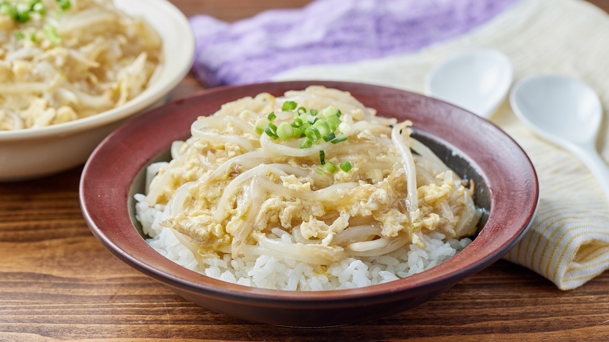 給料日前の救世主！メイン食材3つ以下でパパッと作れる「もやし丼」