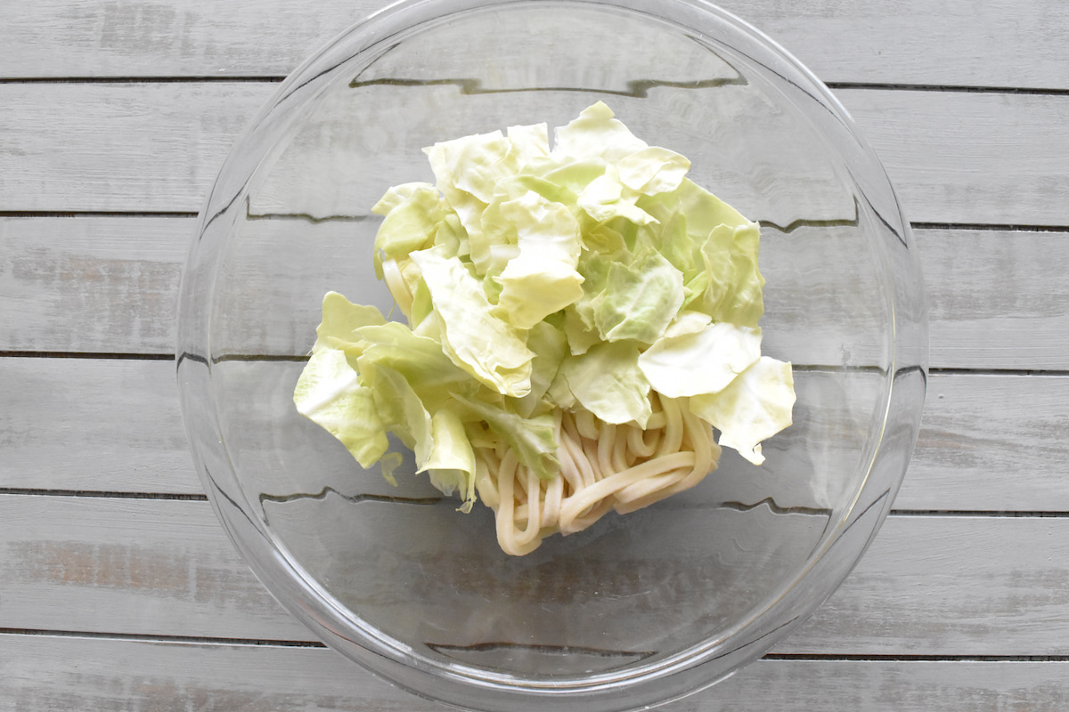 冷凍うどんとキャベツをレンジ加熱する(ツナ缶と春キャベツの塩昆布うどん)