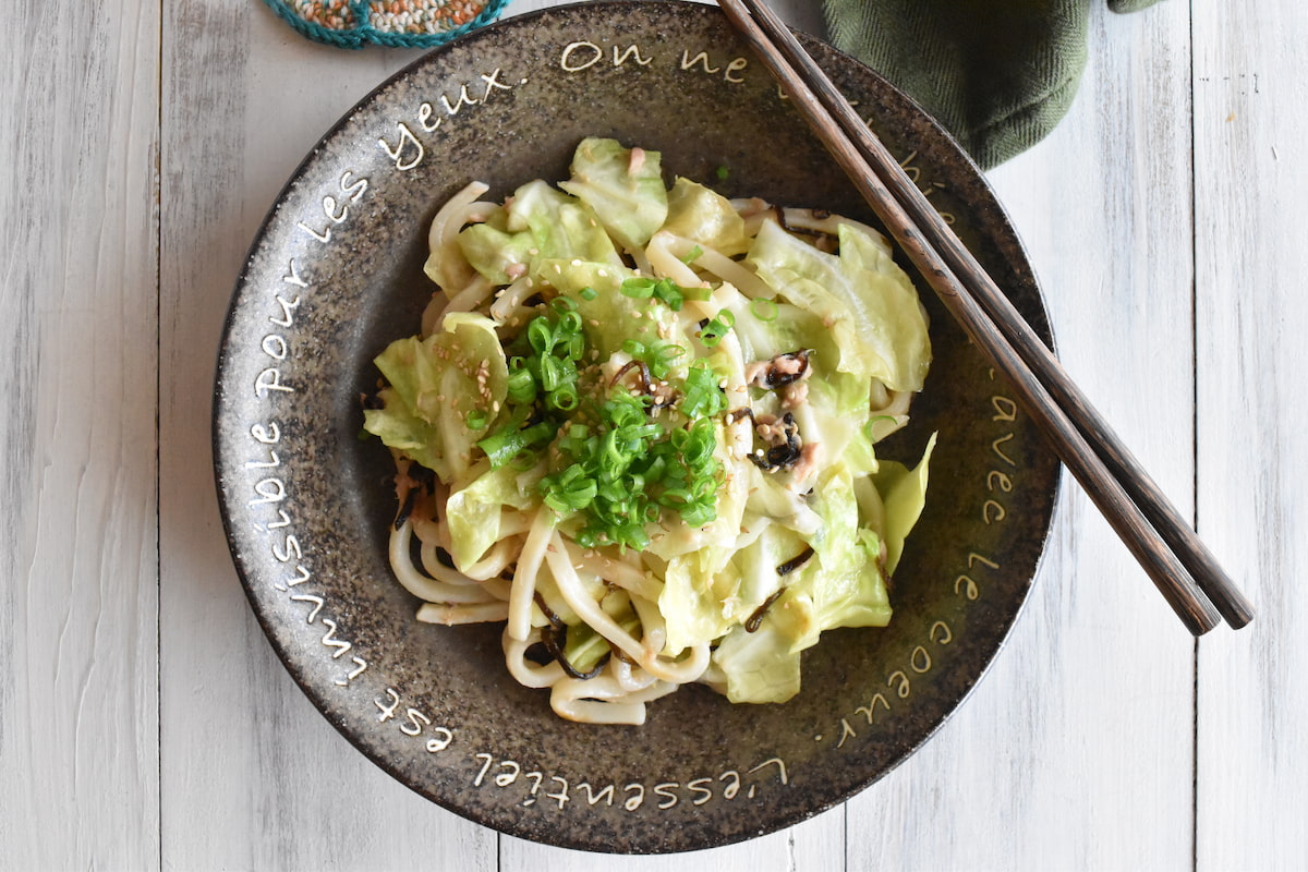 出来上がり(ツナ缶と春キャベツの塩昆布うどん)