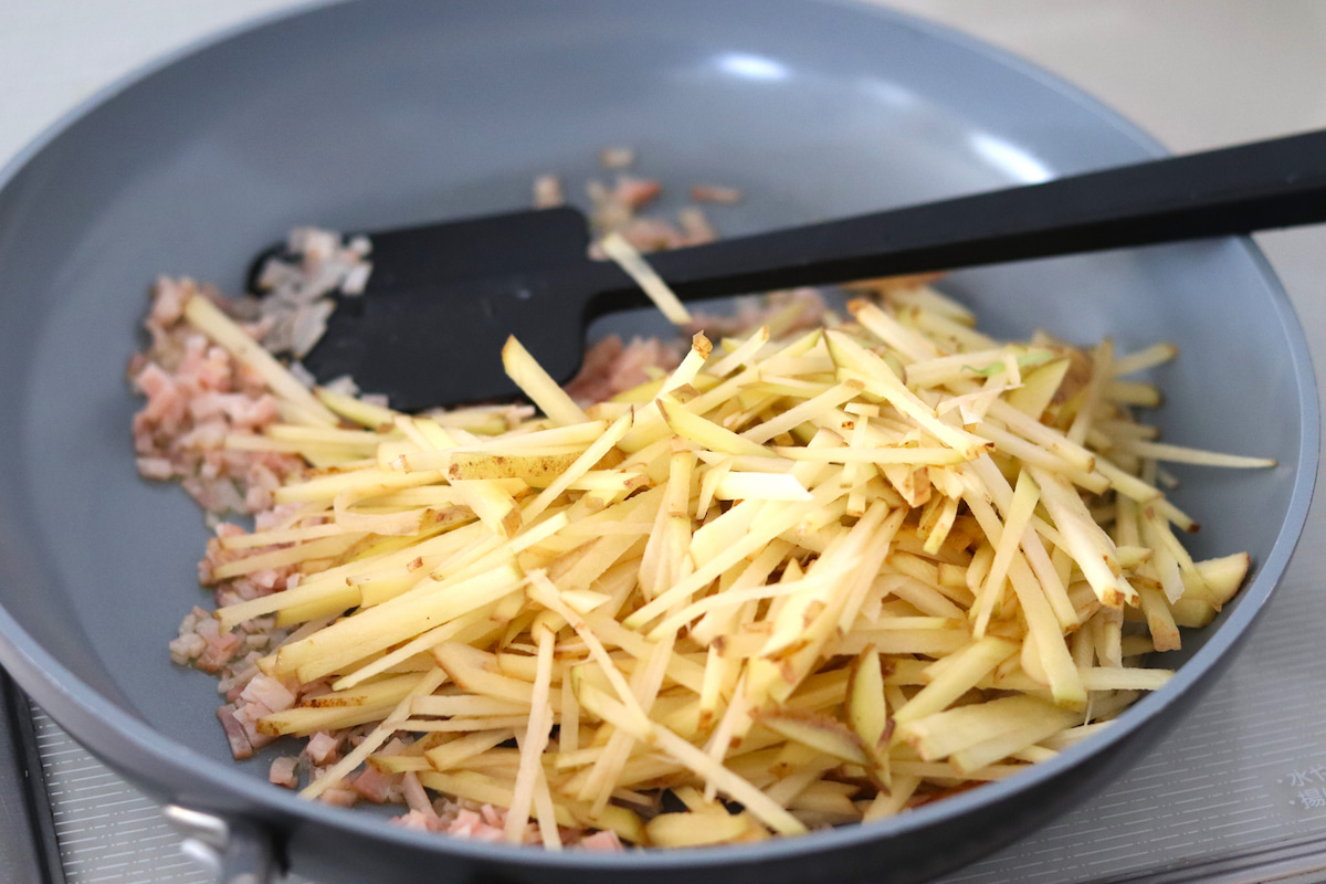 新じゃがとアスパラの、ベーコンソメカレーチーズ炒め作り方