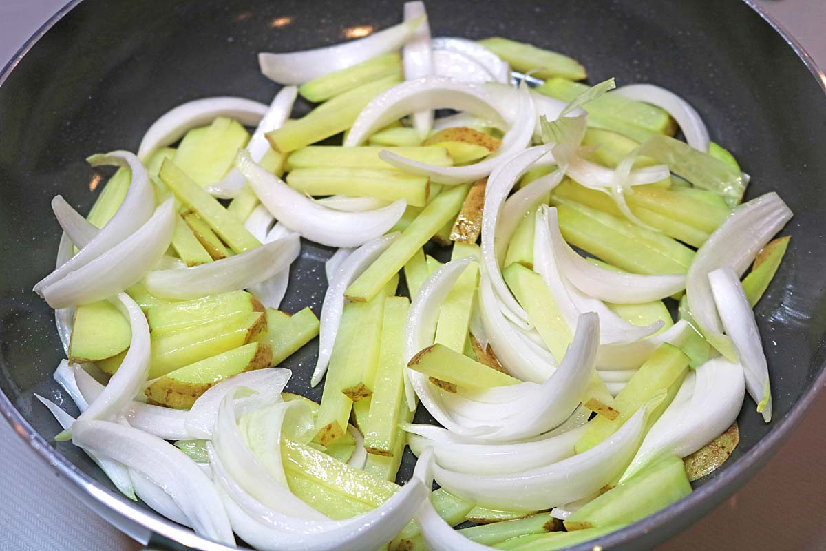 「新じゃがカレー炒め」レシピ