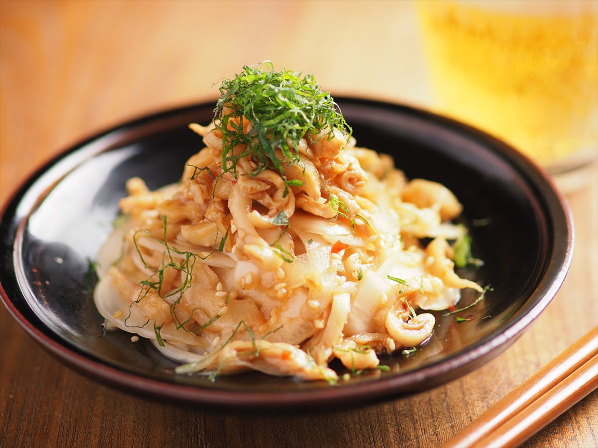 「鶏皮ポン酢と新玉ねぎのサラダ」レシピ