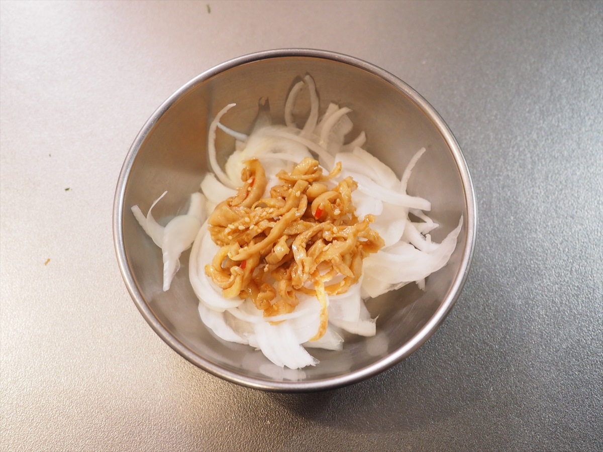 「鶏皮ポン酢と新玉ねぎのサラダ」レシピ