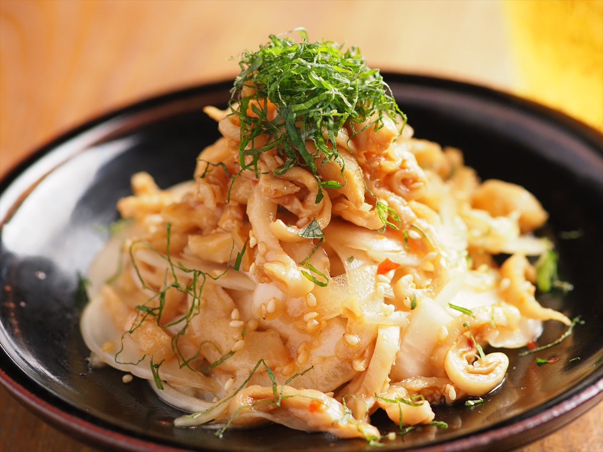 「鶏皮ポン酢と新玉ねぎのサラダ」レシピ