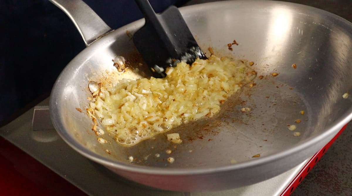 ツナパスタ　玉ねぎが色づくまで炒める　だれウマ　