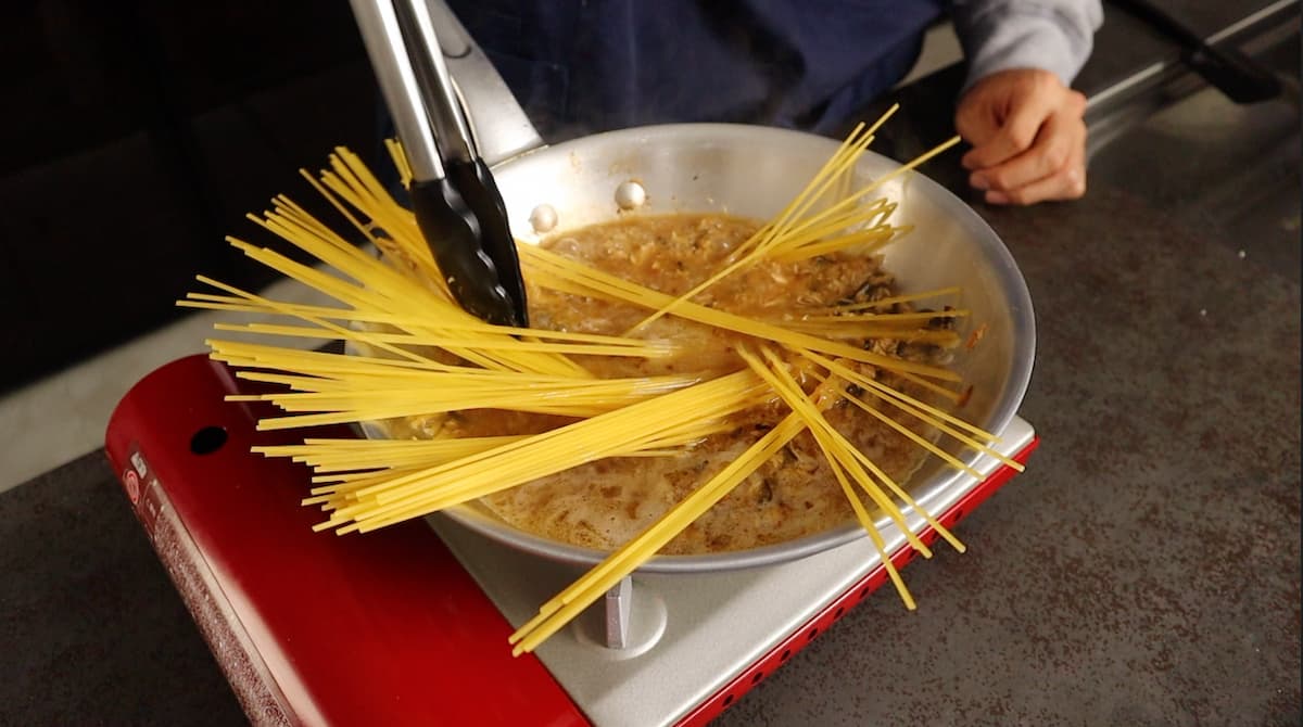 ツナパスタ　パスタを加える　だれウマ