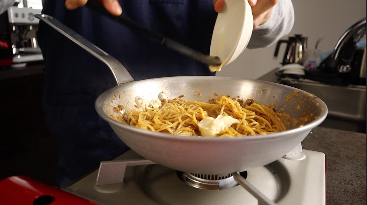 ツナパスタ　マヨネーズを和える　だれウマ