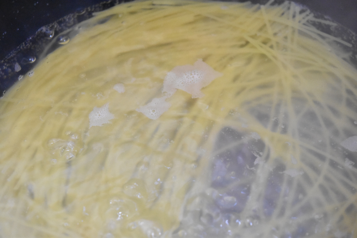 「春キャベツと海苔の佃煮の絶品パスタ」スパゲティをゆでる