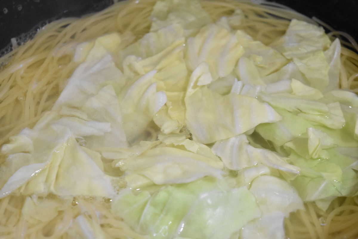 「春キャベツと海苔の佃煮の絶品パスタ」キャベツを加える