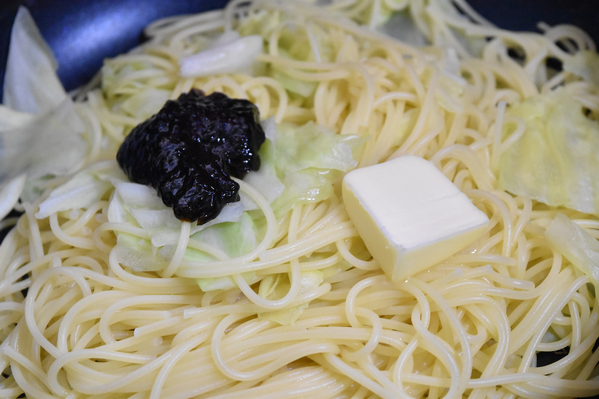 「春キャベツと海苔の佃煮の絶品パスタ」のりの佃煮とバターを加える
