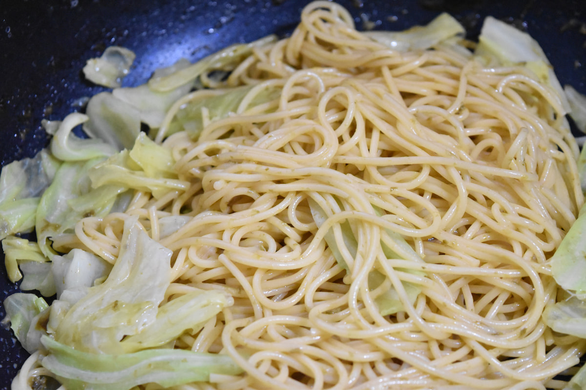「春キャベツと海苔の佃煮の絶品パスタ」よく和える