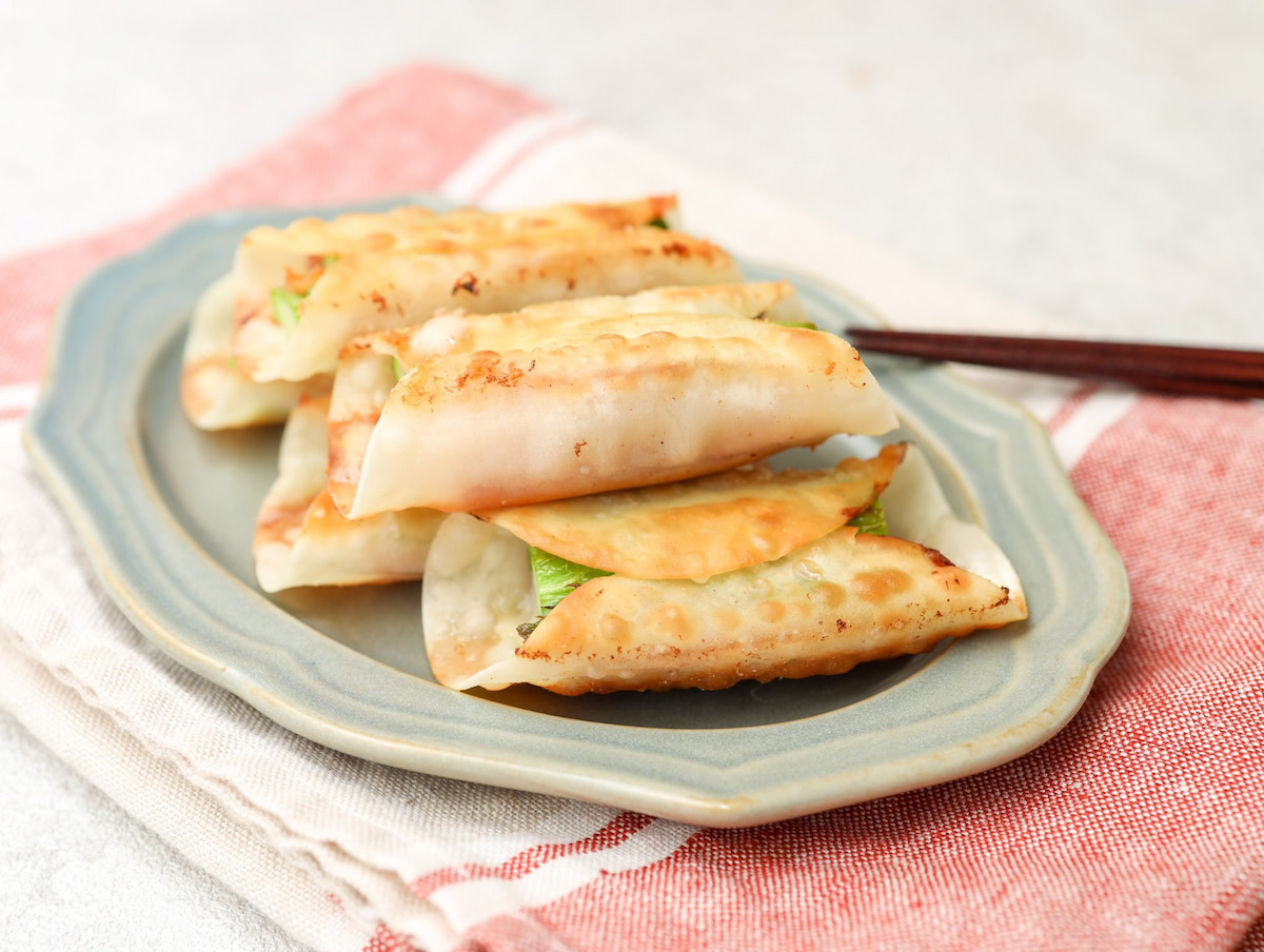 余ったらこれ！お酒がすすむ「餃子の皮×チーズ」のおつまみ