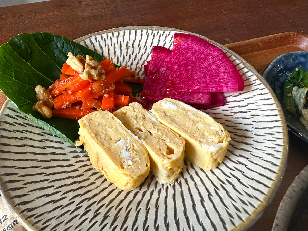 卵焼きとにんじんのゴマ和えがのったお皿