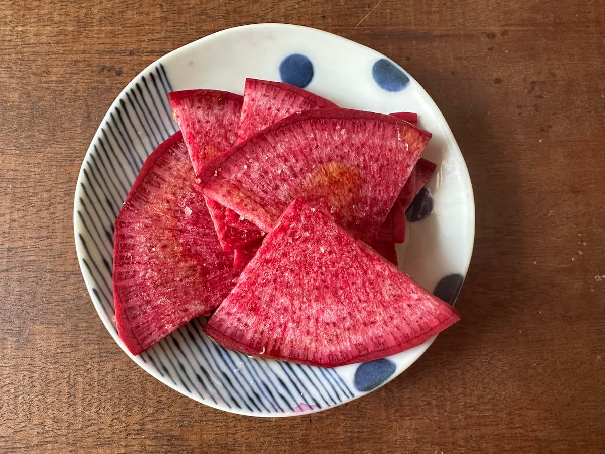 ただスライスした赤大根