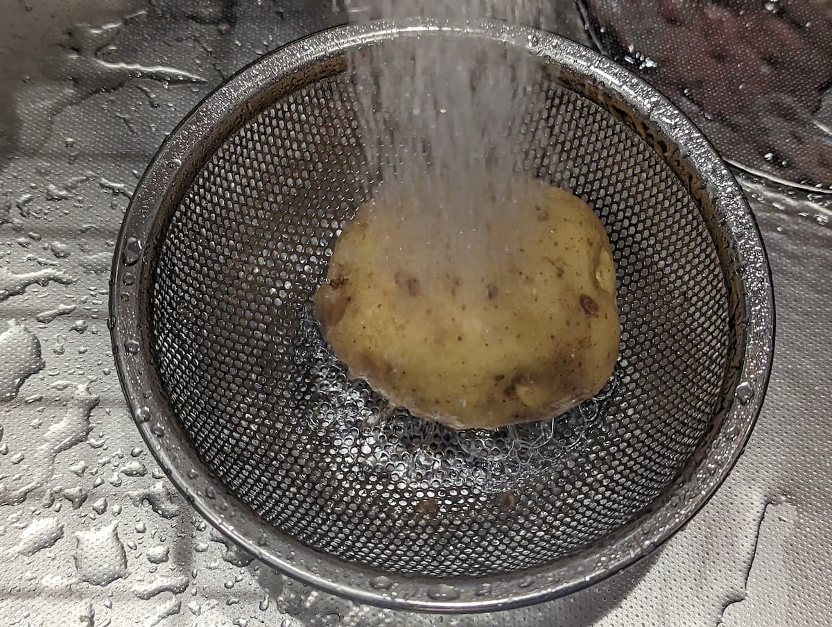 新じゃがいもをよく洗う