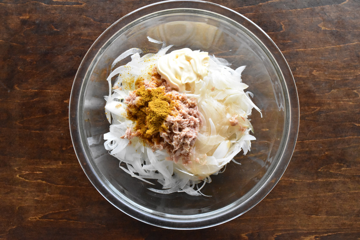 調味する(新玉ねぎとツナのカレーマヨサラダ)
