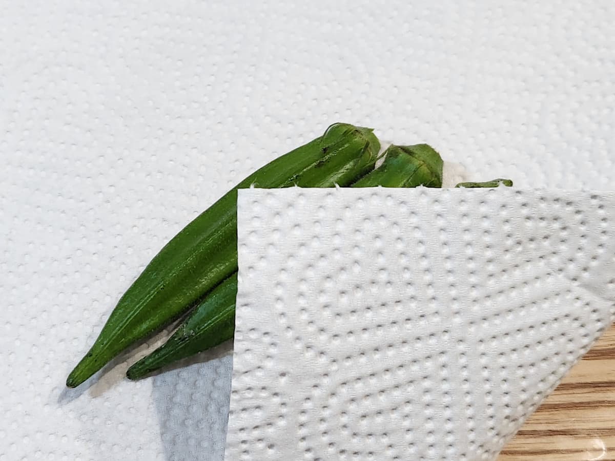 オクラをペーパーに包む