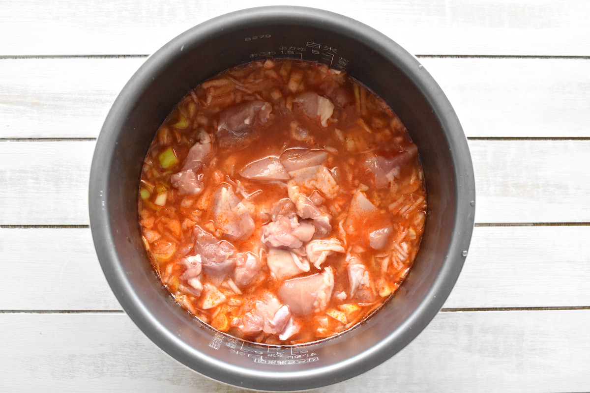 材料を炊飯器に入れる(エビチリ炊き込みご飯)