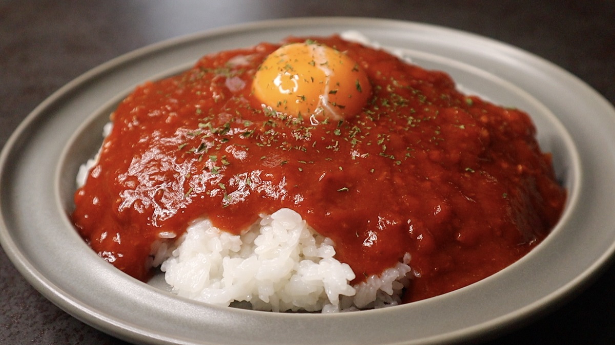 爆速ズボラカレー 卵黄やパセリをのせる