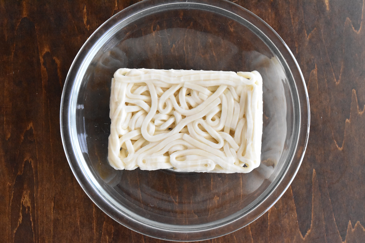 冷凍うどんをレンジ加熱する(なめたけバターうどん)