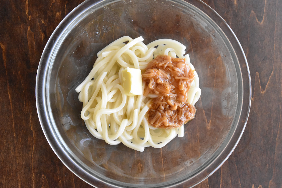 加熱したうどんにバターとなめたけを加えて混ぜる(なめたけバターうどん)
