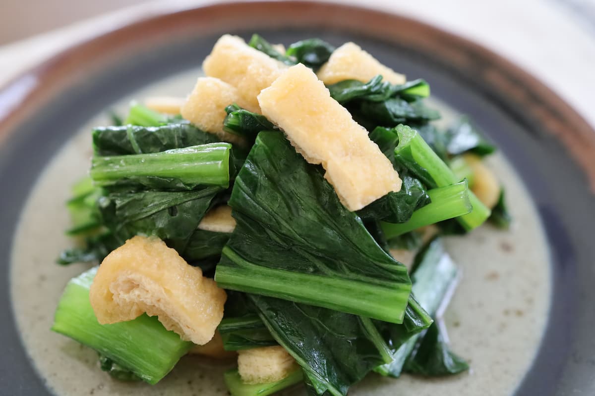 困ったときの副菜におすすめ!「小松菜と油揚げの煮びたし」