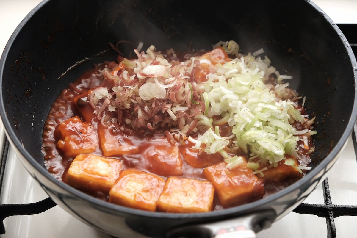 工程6 豆腐のチリソース炒め