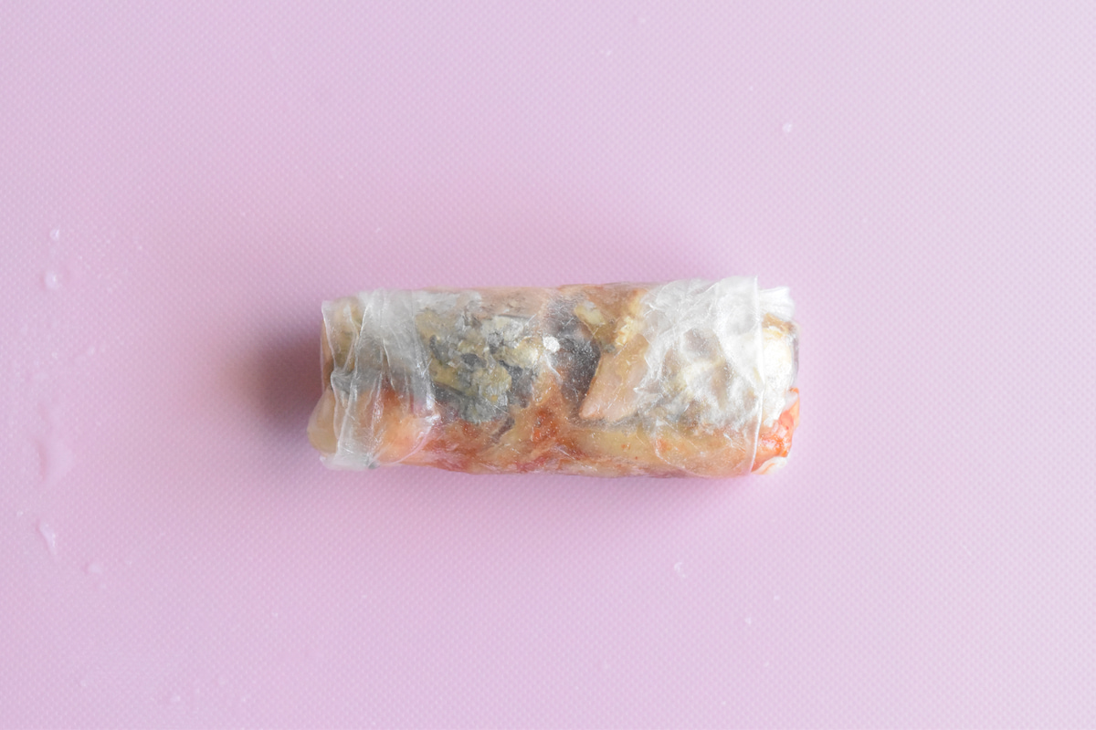 材料を巻く(サバの味噌煮缶で生春巻き)
