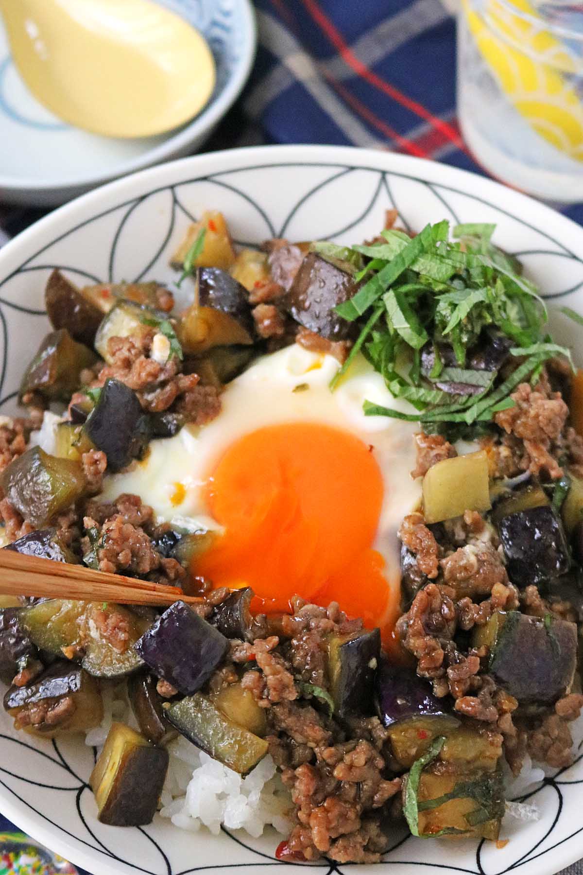 「とろとろなすと大葉のスタミナそぼろ炒め」レシピ