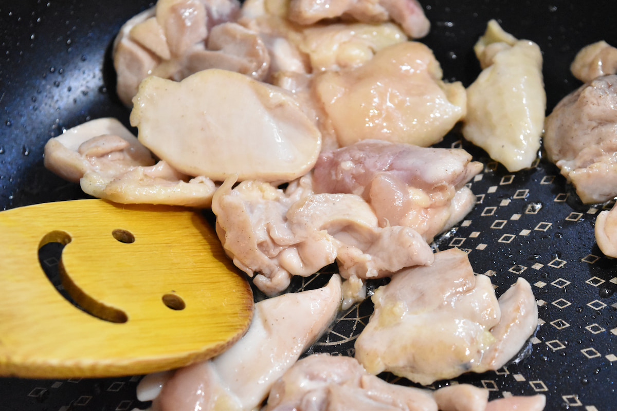 鶏肉を炒める(ココナッツチキンカレー)