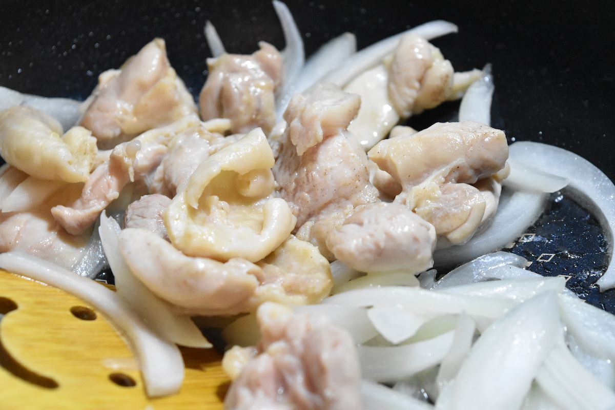 玉ねぎを加えて炒める(ココナッツチキンカレー)
