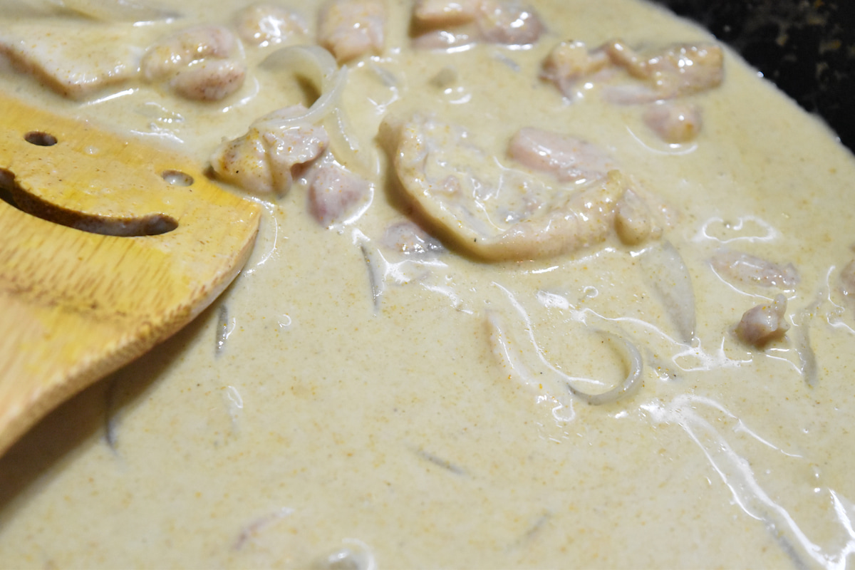 ココナッツミルクと調味料を加える(ココナッツチキンカレー)
