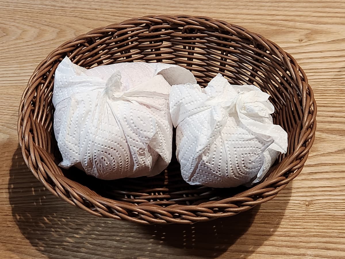 トマトをかごに入れる　青髪のテツ